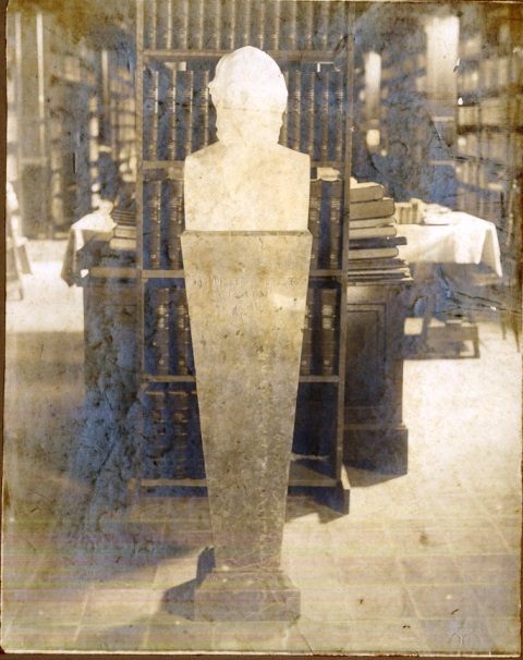 Foto de Escultura de Antonio Bachiller y Morales, obra de José Vilalta y Saavedra, 1907, la más antigua de la Biblioteca Nacional. Colección de fotografías BNJM.